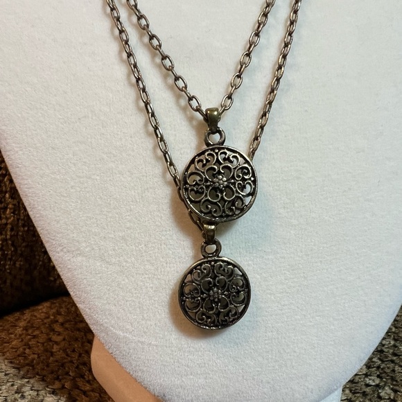 Lia Sophia Sisters necklace. - Picture 2 of 3